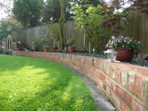 Brick Flower Bed, Metal Landscape Edging, Backyard Flowers Beds, Patio Edging, Brick Garden Edging, Garden Border Edging, Garden Pavers, Patio Flowers, Garden Flower Beds