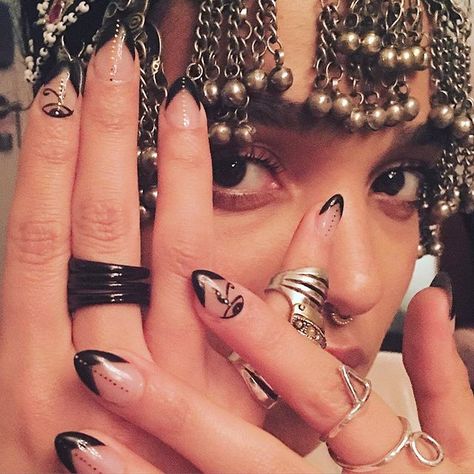 The 10 Best Beauty Instagrams of the Week: Willow Smith, Karlie Kloss, and More Fka Twigs Makeup, Fka Twigs, Willow Smith, Nail Tattoo, Karlie Kloss, Glamour Makeup, No Makeup, Funky Nails, Everything Pink