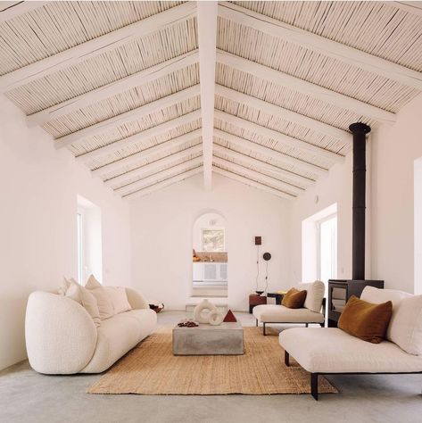 Rural Lifestyle, Timber Roof, Interior Minimalista, Patio Interior, Minimal Home, Design Del Prodotto, Traditional Architecture, White Furniture, White Interior