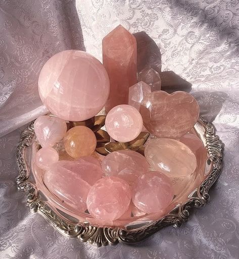 Adorable Homes Game, Crystal Aesthetic, Cool Rocks, Pink Vibes, Crystal Meanings, Pink Gemstones, Rose Quartz Crystal, Crystal Shop, Pink Quartz