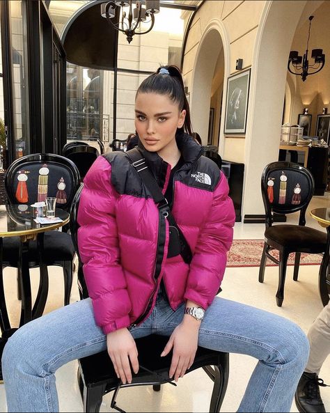 Retro Nuptse Jacket Outfit, North Face Puffer Jacket Pink, North Face Puffer Outfit, North Face Puffer Jacket Outfit, Mode Au Ski, Pink North Face Jacket, Doudoune The North Face, Puffer Outfit, Pink North Face