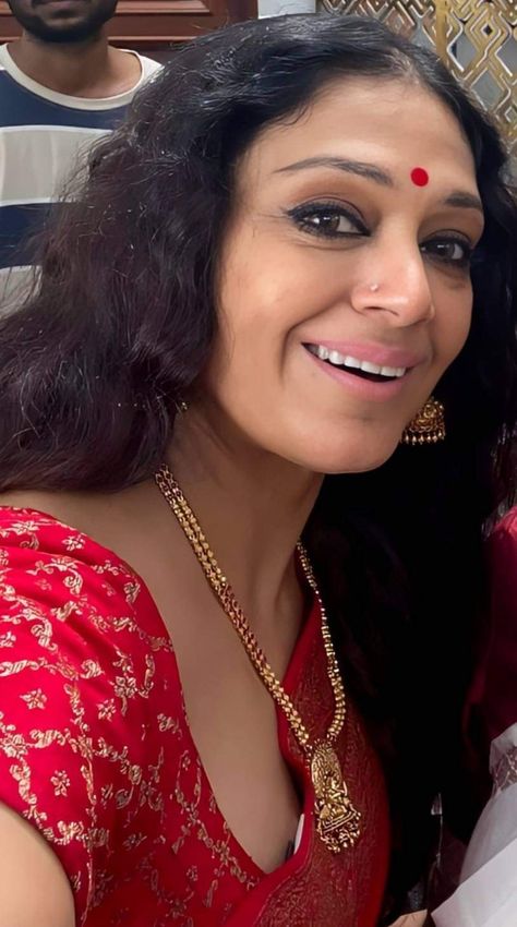 Shobhana Actress, Movie Cast, Actress Without Makeup, Actress Images, Glamour Beauty, Hot Women Dress, Hot Images, Red Saree, Actors Images