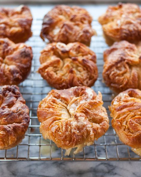 Receta paso a paso para DKA. Probada y funciona Pane Dolce, Kouign Amann, British Baking, Breakfast Pastries, Cooking Lessons, French Pastries, Pastry Recipes, Easter Recipes, Freshly Baked