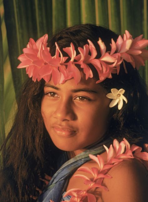 Island Hair, Polynesian People, Hawaiian Woman, Polynesian Art, Flower Lei, Face Drawing Reference, Sunset Light, Hawaiian Culture, Polynesian Culture