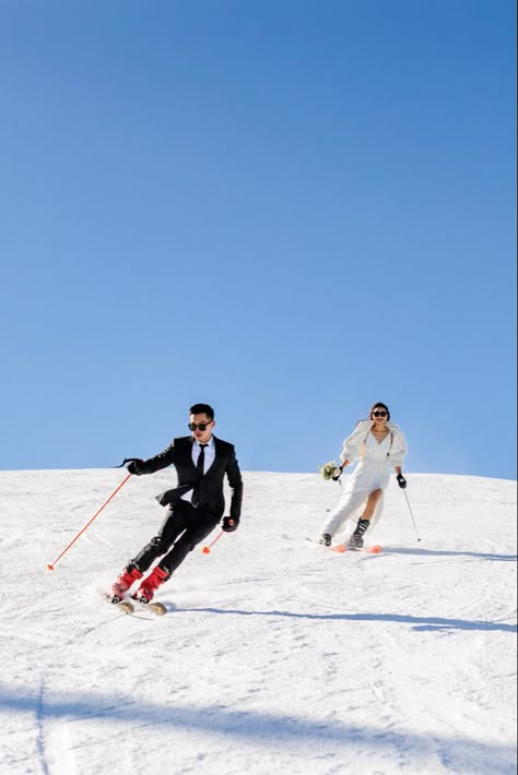 Bride and groom ski down the slopes. Apres Ski Wedding, Skiing Engagement Photos, Snowboarding Wedding, Ski Elopement, Skiing Couple, Winter Wedding Party, Ski Resort Wedding, Ski Wedding, Telluride Wedding