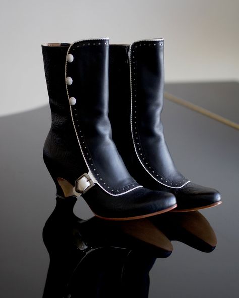 John Fluevog Shoes, Extreme Fashion, Fluevog Shoes, Edgy Accessories, John Fluevog, Crazy Shoes, Pretty Shoes, Shoe Obsession, Mid Calf Boots