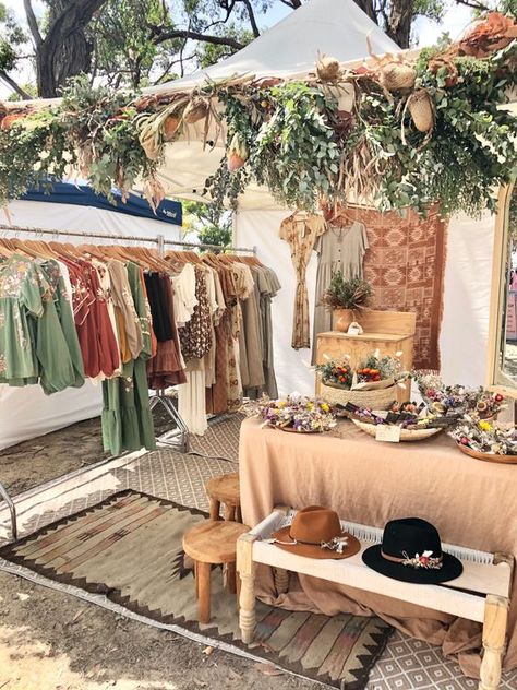 Modern Pop Up Shop, Popup Booth Display, Boho Store Decor, Boho Farmers Market Booth, Clothes Booth Display, Clothes Booth Design, Popup Market Booth, Aesthetic Vendor Booth, Market Booth Backdrop