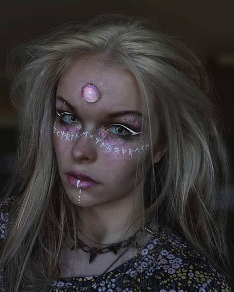 Witchy Looks Makeup, Halloween Fairy Makeup Looks, Pagan Makeup Witch, Dark Fairy Make Up, Dark Witch Makeup Halloween, Dark Fairy Makeup Ideas, Dark Elf Makeup, Fairy Makeup Ideas, Pagan Makeup