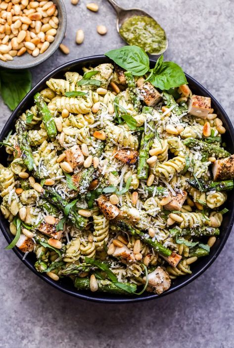 Grilled Chicken and Asparagus Pesto Pasta in black bowl with pine nuts on the side and a spoon with pesto on it. Grilled Chicken And Asparagus, Asparagus Pesto Pasta, Summer Pasta Recipes, Chicken And Asparagus, Best Healthy Dinner Recipes, Dinner Pasta, Pasta Al Pesto, Pesto Pasta Recipes, Pasta Chicken