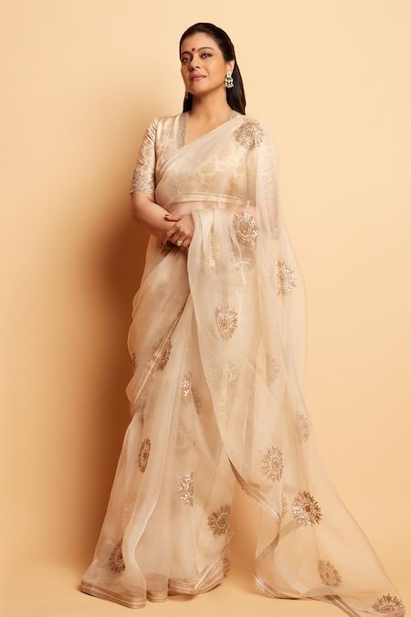 Buy Ivory Organza Embroidery Floral Swerve Inaaya Saree For Women by Lajjoo C Online at Aza Fashions. Organza Saree Blouse Designs, Holi Colours, Kajol Devgan, Fancy Embroidery, Diwali Dresses, Buy Designer Sarees Online, Organza Silk Saree, Party Sarees, Simple Sarees