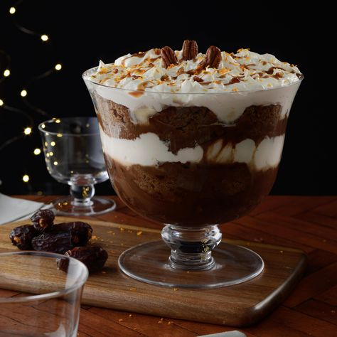 Filled with decadent cream, sticky toffee sauce and a splash of rum, our sticky toffee pudding recipe is sure to be a hit this festive season. How To Make Trifle, Easy Trifle Recipe, Toffee Pudding Recipe, Sticky Toffee Pudding Recipe, Pudding Trifle, Trifle Recipes Easy, Easy Trifle, Trifle Pudding, Toffee Sauce