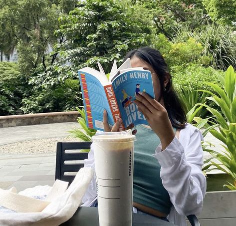 Reading Girl, Reader Aesthetic Girl, Girl In Library Aesthetic, Girl In Bookstore, Bookstore Inspo Pics, Girl Reading Book Aesthetic Vintage, Reader Girl, Abercrombie Girls, Reading Motivation