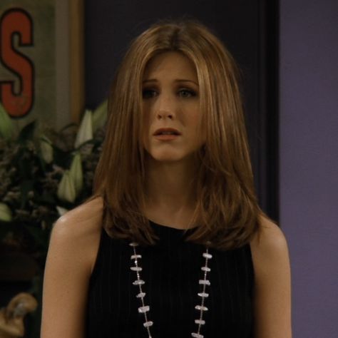 rachel in 3x15 of friends, jennifer aniston, the one where ross and rachel take a break Rachel Green Hair, Rachel Hair, Rachel Green Friends, Jennifer Aniston Hair, Ross And Rachel, Jenifer Aniston, Haircuts Straight Hair, Rachel Green, Brown Blonde Hair