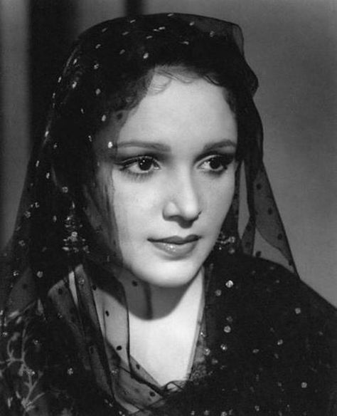 #muvyz051617 #BollywoodFlashback #guesswho #GuessTheStar 🌹#muvyz #instapic #instadaily #instagood June Bride, Star Of The Day, Retro Bollywood, Indian Star, Fred Astaire, Vintage Bollywood, Female Portraits, Indian Movies, Universal Pictures