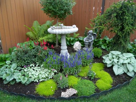 Garden Corner Ideas, Corner Landscaping, Small Flower Gardens, Small Yard Landscaping, Corner Ideas, Garden Corner, Garden Flower Beds, Backyard Garden Landscape, Bird Bath Garden