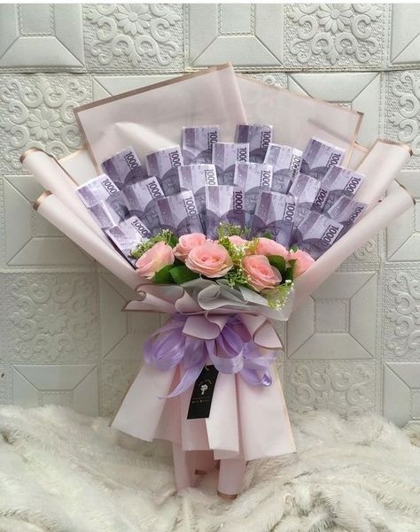 Money Buket, Buket Hijab, Hantaran Pernikahan, Bridal Makeup Images, Money Bouquet, Creative Money Gifts, Flower Bouquet Diy, Diy Gifts For Him, Diy Bouquet