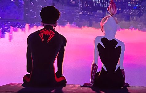 Miles And Gwen Holding Hands, Miles Morales And Gwen Stacy Desktop Wallpaper, Gwen Stacy Desktop Wallpaper, Spider Gwen Banner Gif, Miles Morales And Gwen Stacy Gif, Spiderman 2002, Black Spiderman, Tv Icon, Spiderman Pictures