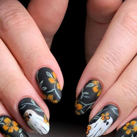 Autumn Spooky Nails, Spooky Nail Art Short Nails, Natural Nail Paint Ideas, Cute Halloween Nails Short Gel, Fall Ghost Nails, Pride And Prejudice Nails, Dahlia Nails, Long Nail Designs Coffin, Samhain Nail Art