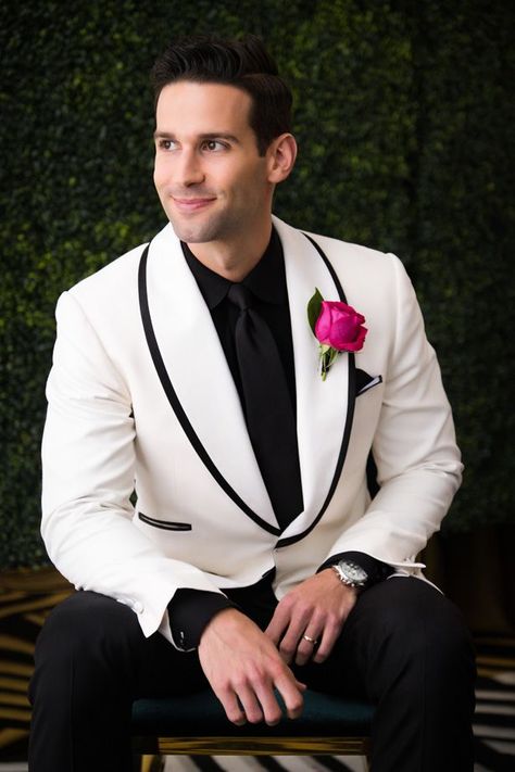 Ultra Luxe Wedding Inspiration - Belle The Magazine | Groom with black tuxedo with white jacket and pink boutonniere - Leeann Marie Photography #groomsattire #blackandwhitegroomstuxedo #pinkandblackwedding #luxurywedding #luxuryweddinginspiration Christmas Blazer, Mens Tuxedo, Dinner Jackets, Shawl Collar Tuxedo, White Tux, Wedding Tux, Dinner Wear, White Shawl, White Tuxedo