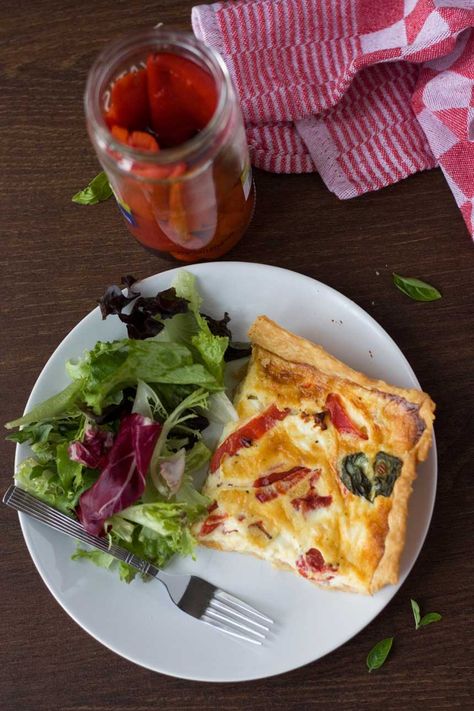 Easy feta and red pepper quiche - Scrummy Lane Red Pepper Quiche, Mediterranean Quiche, Pepper Quiche, Homemade Quiche, Feta Quiche, Savoury Tarts, Vegetarian Quiche, Sport Science, Store Bought Pie Crust