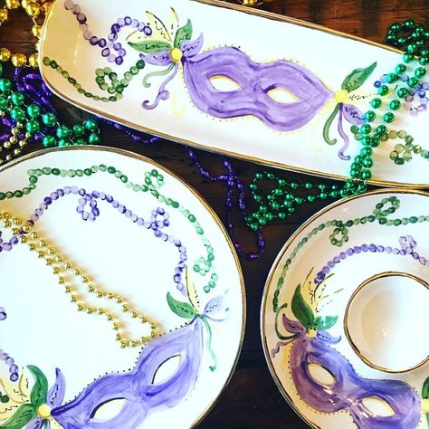 Sneak Peek! Mardi Gras 2019🍾🥂🎼 We are getting ready for Mardi Gras and will debut all of our goodies on 12th Night which is Jan 6th! Laissez Les Bons Temps Rouler ❤️❤️👏👏🎷🎺🎉 Mardi Gras Wedding, Bread Tray, Dip Tray, New Orleans Mardi Gras, Mardi Gras Carnival, Mardi Gras Decorations, Mardi Gras Mask, Carnival Masks, Hand Painted Ceramic