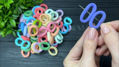 Wallmate | Wall hanging craft ideas | Paper craft #15 Hairband Ideas, Rubber Band Hairstyle, Rubber Band Design, Diy Ponytail, Craft Ideas Paper, Rubber Band Hairstyles, Diy Elastic, Rubber Band Crafts, Hair Ties Diy