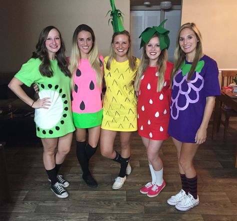 Simple Last Minute Halloween Group Costume Easy Girl Halloween Costumes, Fruit Halloween Costumes, Halloween Costumes For Teachers, Easy Last Minute Halloween Costumes, Costumes For Teachers, Easy Halloween Outfit, Costumes Faciles, Girl Group Halloween Costumes, Easy College Halloween Costumes