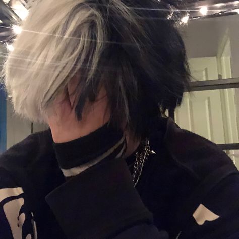 White Hair Guy Aesthetic Faceless, Black Hair Guys Aesthetic, Black And White Hair Wolfcut, Half Black Half White Hair Men, Black And White Hair Guy, Boy Dyed Hair, Split Dyed Hair Boy, Half White Half Black Hair, Black And White Hair Aesthetic