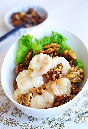 Honey Walnut Shrimp - Magic Skillet Chinese Fish, Walnut Shrimp, Honey Walnut, Rasa Malaysia, Honey Walnut Shrimp, Prawn Recipes, Healthy Shrimp, Easy Asian Recipes, Chinese Dishes