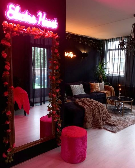 Stylish Bathroom Decor, Black Vintage Bedroom Ideas, Luxury Colorful Living Room, Black Pink Living Room Decor, Cozy Salon Decor, Edgy Maximalist Decor, Maximalist Decor Living Room Vintage, House Decor Themes Interior Design, Entryway Ideas For Apartments