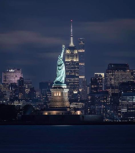 Skyscraper New York, Nyc At Night, Ny State Of Mind, New York Statue, Nature Places, New York State Of Mind, Visit New York, Hudson River, I ❤ Ny