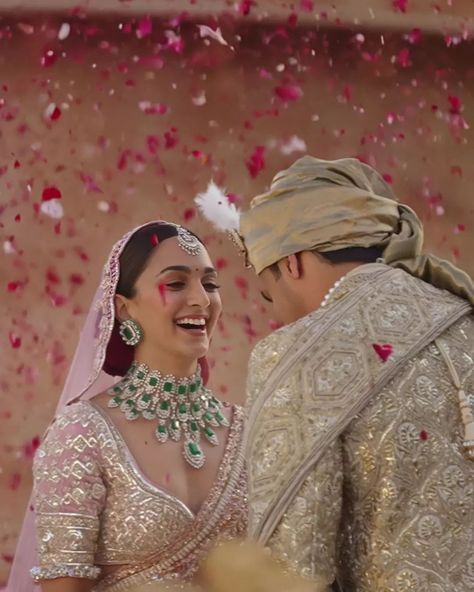 Kiara Siddharth Wedding, Kiara Siddharth, Sidharth And Kiara, Kiara Wedding, Aishwarya Rai Pictures, Best Bollywood Movies, Beautiful Video, Bollywood Couples, Beautiful Pakistani Dresses