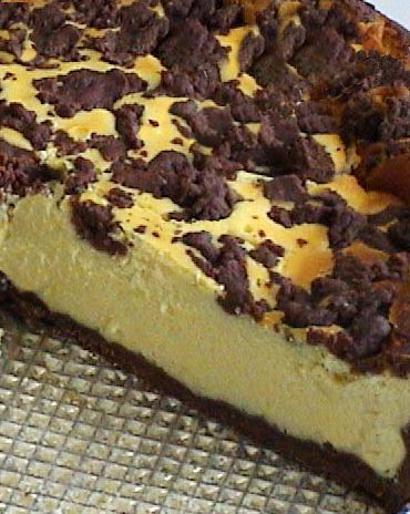 Russian Chocolate Cheesecake (Russischer Zupfkuchen) Russian Chocolate, Russian Desserts, Russian Cakes, Chocolate Crust, Ukrainian Recipes, Homemade Pastries, Köstliche Desserts, Sweet Delights, Russian Recipes