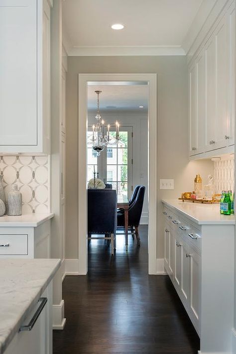 Benjamin Moore Simply White painted kitchen cabinets Benjamin Moore Gray Owl, Owl Oc, Popular Kitchen Colors, Kitchen Wall Design, Benjamin Moore Grey Owl, Benjamin Moore Gray, Owl Kitchen, Paint For Kitchen Walls, Серая Кухня