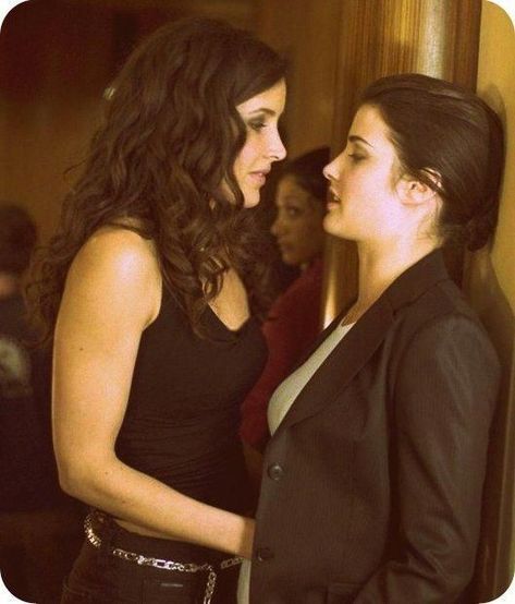 Rachel Shelley, L Word, Cobie Smulders, Woman Loving Woman, The L Word, Girlfriend Goals, Girls In Love, Hollywood, Mirror