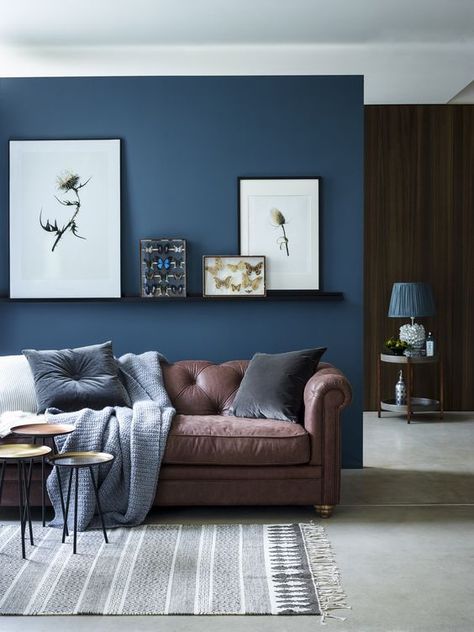 chic seating area with a brown sofa and a navy accent wall and textiles Modern Living Room Brown, Brown And Blue Living Room, Vstupná Hala, Brown Couch Living Room, Room Color Schemes, Brown Living Room, Blue Living Room, Blue Rooms, Living Room Colors