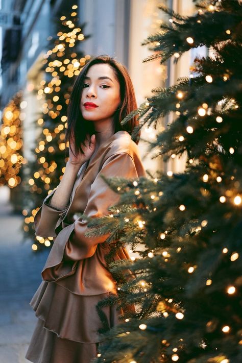 Christmas Lights Portrait Photography, Christmas Magic Photography, Christmas Light Portraits, City Christmas Photoshoot, Christmas City Photoshoot, Christmas Outside Photoshoot, Winter Photoshoot City, Outdoor Christmas Lights Photoshoot, Christmas Photoshoot Woman