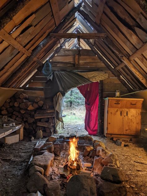 Bushcraft Shelter, Camping Shelters, Bushcraft Skills, Bush Craft, Survival Shelter, Survival Life Hacks, Bushcraft Camping, Survival Stuff, Survival Life