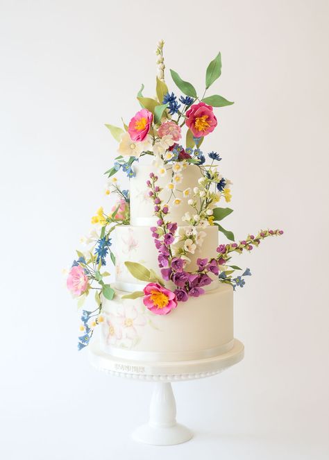 A Guide To Beautiful Wildflower Wedding Decor Ideas | by Bride & Blossom, NYC's Only Luxury Wedding Florist -- Wedding Ideas, Tips and Trends for the Modern, Sophisticated Bride White Iced Cake, Sugar Flower Wedding Cake, Cake With Flowers, Summer Wedding Cakes, Floral Wedding Cakes, Amazing Wedding Cakes, Simple Wedding Cake, Cake Trends, Wedding Cakes With Flowers