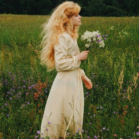 Landscape Field, Nature People, Natalie Dormer, I Feel Free, Anais Nin, Princess Aesthetic, Cottagecore Aesthetic, Keira Knightley, Shooting Photo