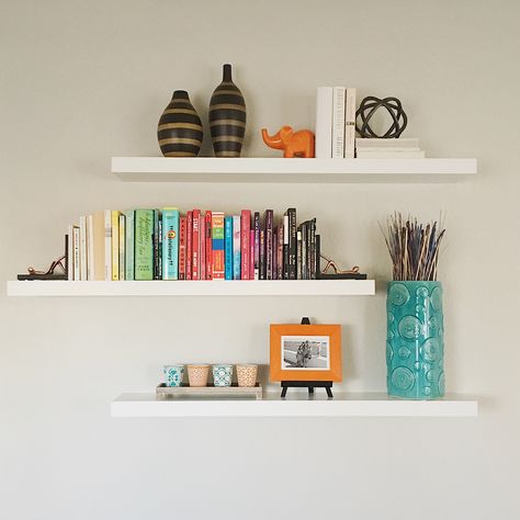 Picture Shelf Aesthetic, Shelves In Bedroom Aesthetic Wall Shelves, Small Shelf Aesthetic, Seventeen Bedroom, Wall Book Shelf Ideas, Kpop Shelf Minimalistic, Corner Shelves Bedroom, Floating Book Shelfs Athstetic, Colorful Shelf