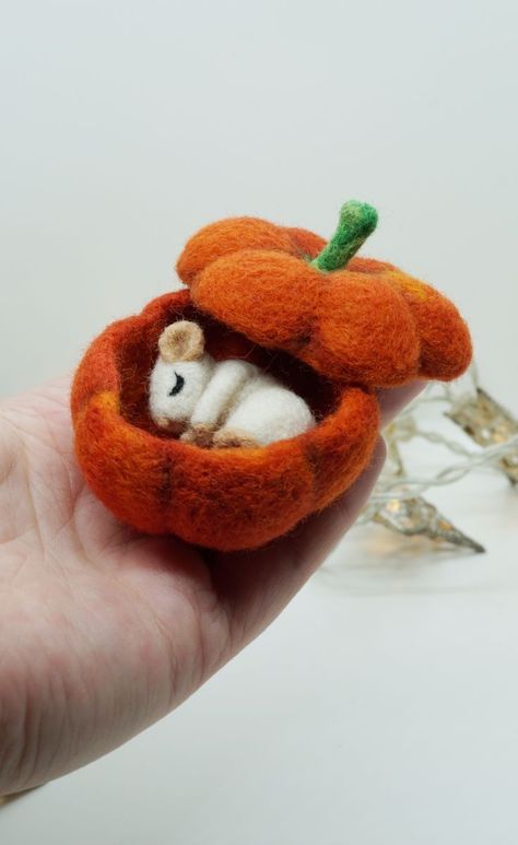 Mouse Sleeping, Diy Tricot, Needle Felted Mouse, Felted Crochet, Felted Mouse, Needle Felting Diy, Wool Felt Projects, Felt Pumpkins, Felted Wool Crafts