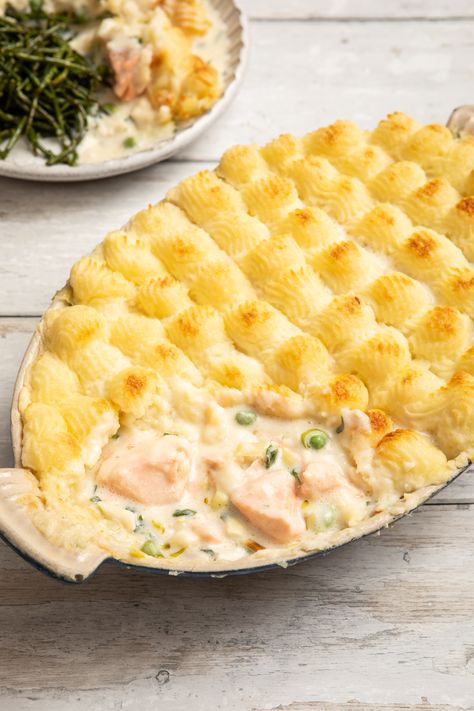 Cod Dinner Recipes, Cheesy Salmon, Fisherman's Pie, Haddock Recipes, Food Seafood, Savory Pies, Savory Pie, Traditional English, Tasty Bites