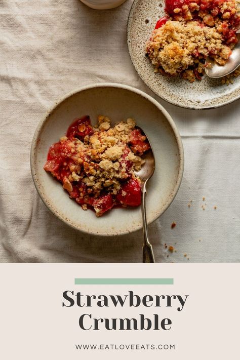 Strawberry crumble loaded with juicy strawberries with the best buttery almond topping. Must bake summer dessert! #strawberrycrumble #strawberries #crumble #summerdessert | eatloveeats.com Easy Strawberry Crumble, Apple Crisp No Oats, Raspberry Cobbler, Strawberry Crumble, Berry Crumble, Apple Crisp Recipes, Fruit Filling, Rhubarb Recipes, Easy Strawberry