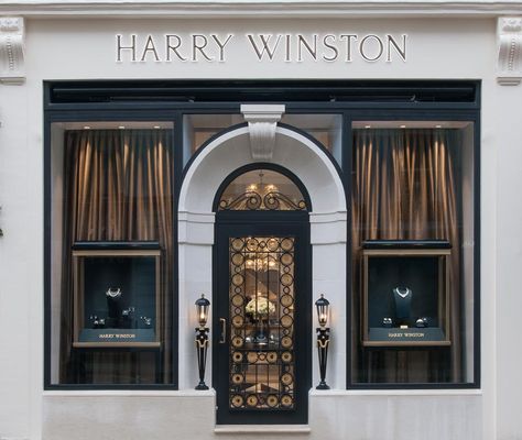 Having taken a nine-month hiatus from the London jewellery scene while its New Bond Street boutique underwent renovation, New York jeweller Harry Winston has finally reopened its doors to a light-filled 322 sq ft space. The newly constructed archway on... Vitrine Design, Jewelry Store Displays, Jewelry Store Interior, Casa Retro, Retail Facade, Shop Facade, Jewelry Store Design, Jewellery Shop Design, Storefront Design