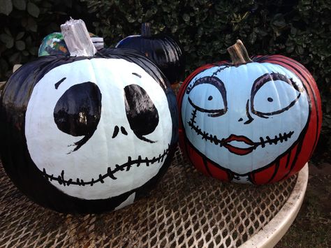 Jack and Sally painted pumpkins Scary Disney, Disney Stencils, Pumpkins Painting, Nightmare Before Christmas Pumpkin, Jack Skellington Pumpkin, Creative Pumpkin Painting, Dekorasi Halloween, Christmas Pumpkins, Pumpkin Decorating Contest