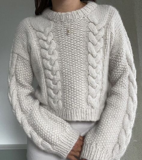 A fall full of cable knits - Knitandnote Cable Sweater Pattern Free, Cable Knit Sweater Pattern Free, Cable Sweater Pattern, Timeless Knitwear, Cable Knit Sweater Pattern, Knitwear Trends, Cable Knitting Patterns, Jumper Knitting Pattern, Chunky Cable Knit Sweater