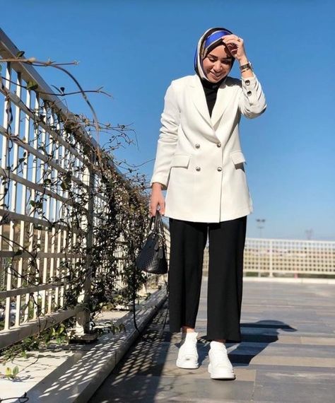 Elegant outfit White Vest Outfit, Blazer Outfits Casual, Lawyer Fashion, Simple Style Outfits, Fasion Outfits, Stylish Suit, Suit For Women, Casual Wear Dress, Muslim Fashion Hijab