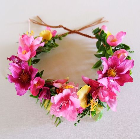 Tropical flower crown perfect for Coachella 2017! Luau Flower Crown, Flower Crown Hawaii, Flower Crown Tropical, Tropical Bridal Shower Ideas, Tropical Flower Crown, Hawaiian Flower Crown, Coachella 2017, Flowers Crown, Tropical Baby Shower