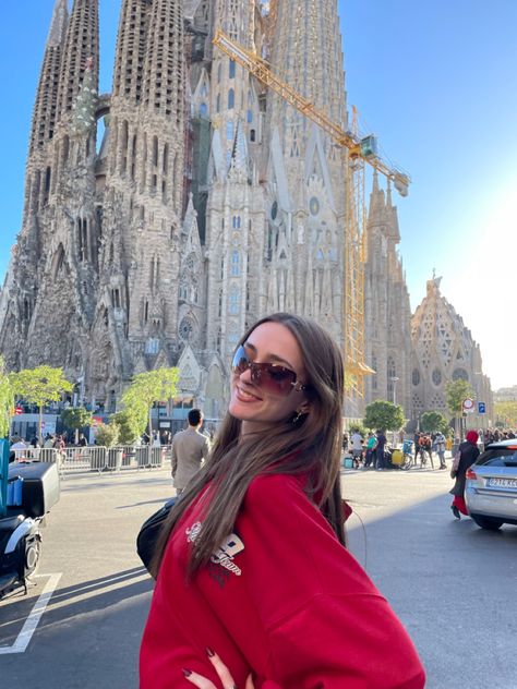 Barcelona Spain Instagram Pictures, Barcelona Girl Aesthetic, Barcelona Girls Trip, Sagrada Familia Photo Ideas, Spain Picture Ideas, Barcelona Instagram Pictures, Barcelona Picture Ideas, Sagrada Familia Aesthetic, Spain Photo Ideas